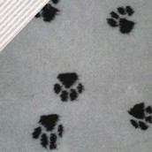 Vedbed tæppe i gråt med hundepoter
